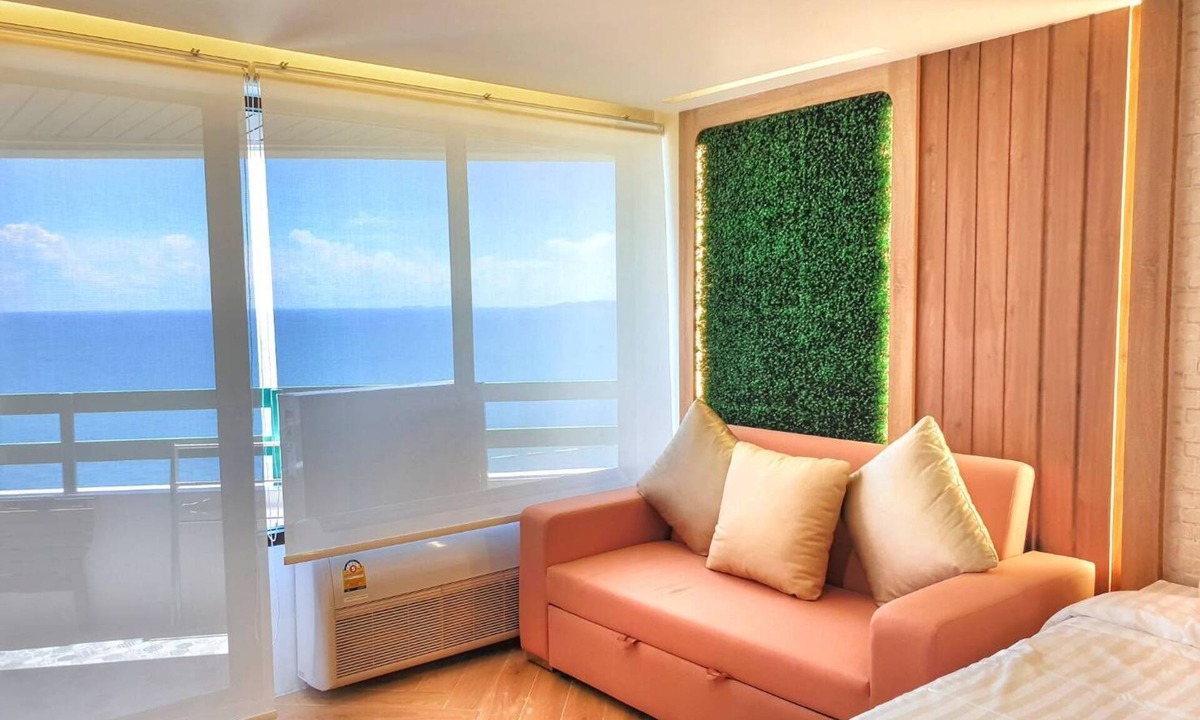 Na Kluea Condo | Beachfront 54sqm studio w ocean view, king bed, Netflix, & Pool Ask ChatGPT