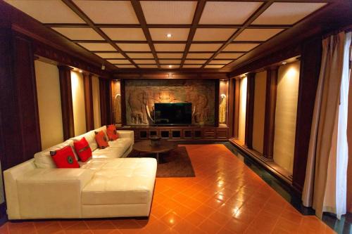 Patong Villa | Classic Cozy Thai Villa BIG pool Party OK