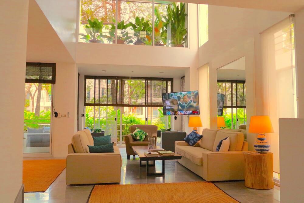 Chakphong House | Front Samet Beach House w/ Swimming Pool | WiFi, Maid Service, Island Excursions