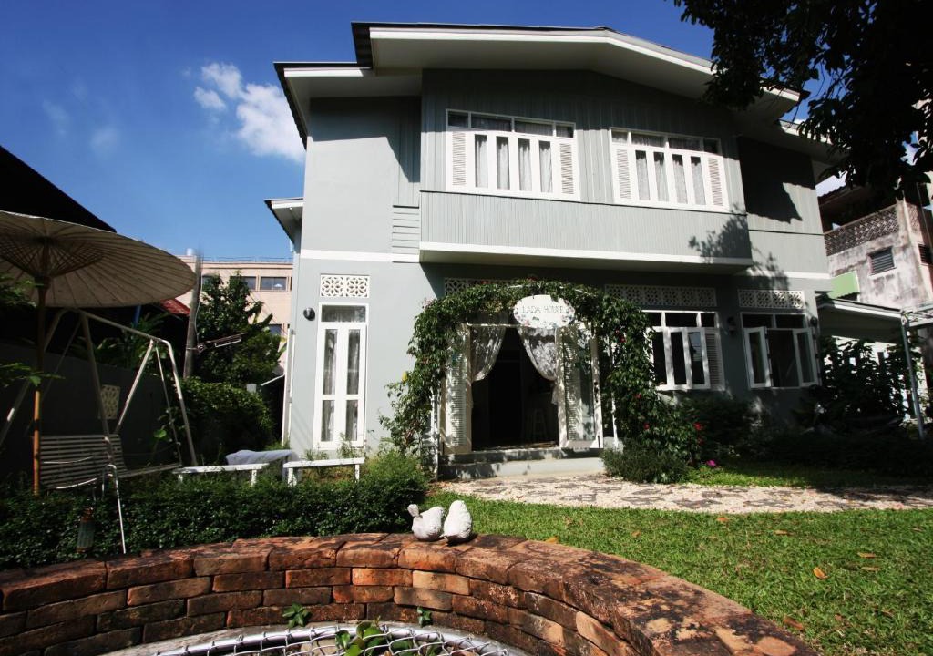 Lampang Bed & Breakfast | Lada House