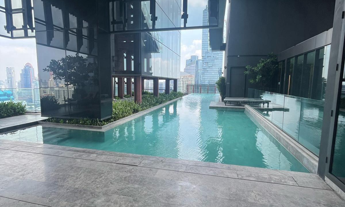 Silom Condo | Luxurious Modern Retreat in the Heart of Silom