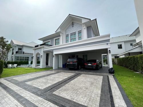 Racha Thewa Villa | Luxury house for rent near Suvarnabhumi Airport