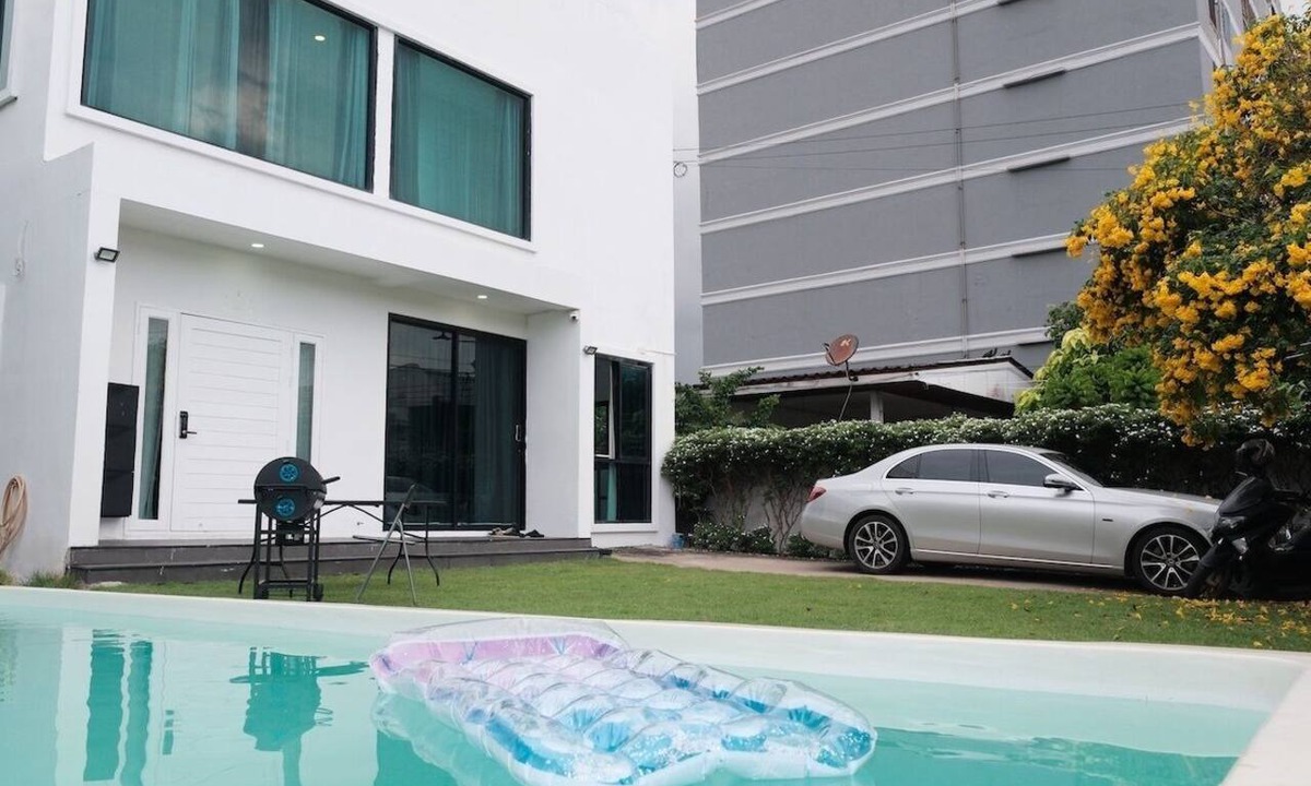 Bang Na House | Modern Private Pool Villa in Sukhumvit (Padma Pool Villa)