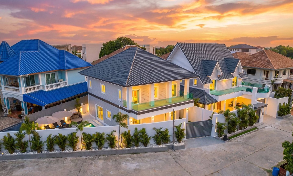 South Pattaya Villa | New 2024 - 4BR Pet-Friendly Pool Villa - Jomtien