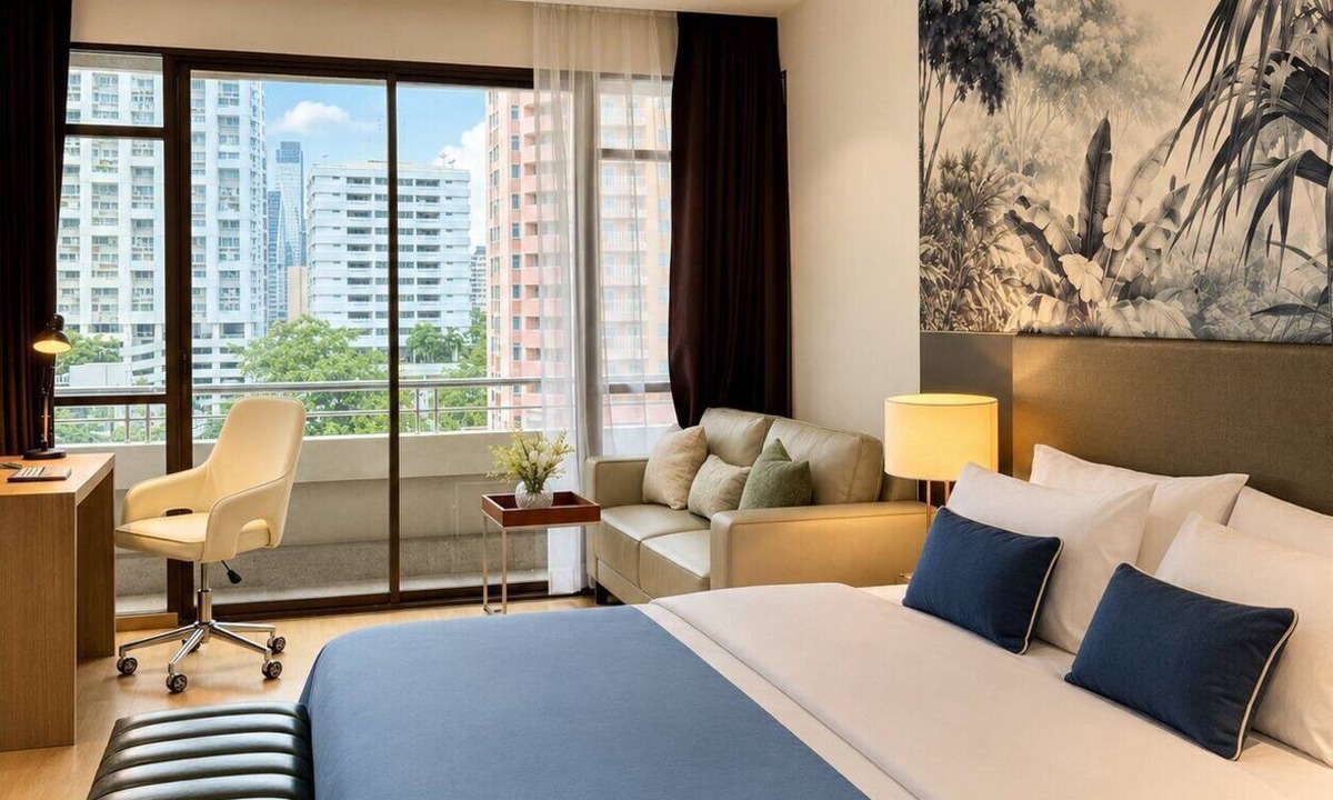 Ploenchit Apartment | One quiet bedroom apartment with amazing balcony views next to Nana and Soi 11