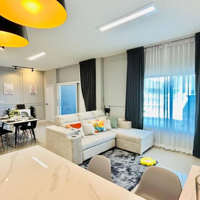 Hua Hin House | Spacious 3BR Pet-Friendly House l Near Hua Hin & Cha-am l Sleeps up to 10 Guests l Free Parking & Fast WiFi