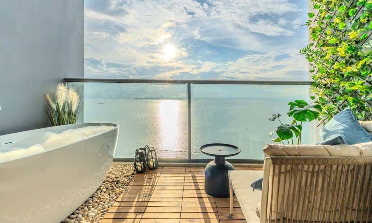 North Pattaya Apartment | Zire Wongamat | Beachfront Seaview with Bathtub