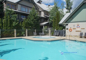 Cozy Ground Floor, Free Parking, Pool and Hot Tub, Deck in Whistler