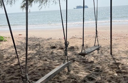 Laem Sing House | บ้านพักป้าชบา ชายหาดแหลมสิงห์