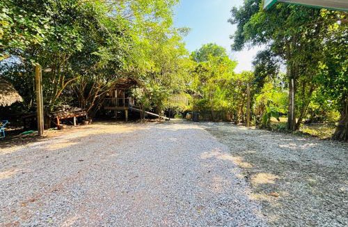 Khuan Khanun House | บ้านริมเลปากประ Banrimlay Pakpra