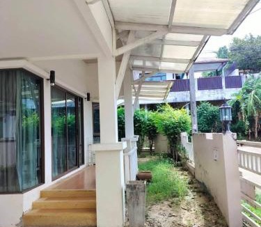 Si Sunthon Resort | บ้านเดียวหรูทั้งหลัง สำหรับพักตากอากาศ 2 ห้องนอน 2 ห้องน้ำ