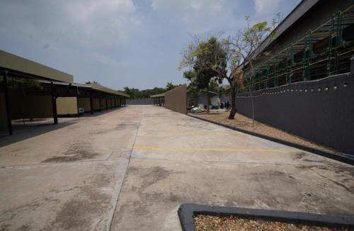 Phan Thong Hotel | โรงแรมทูมอร์โรว์แลนด์ อมตะนคร