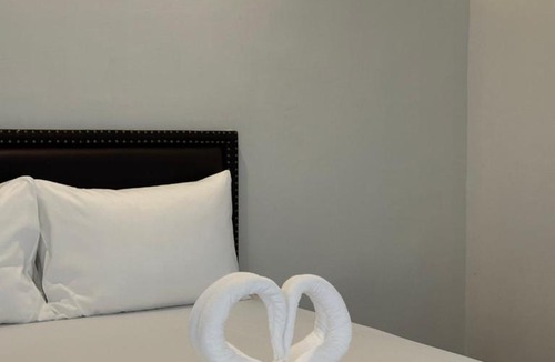Phan Thong Hotel | โรงแรมทูมอร์โรว์แลนด์ อมตะนคร