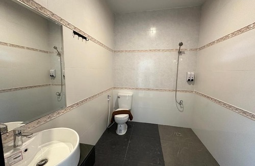Phan Thong Hotel | โรงแรมทูมอร์โรว์แลนด์ อมตะนคร
