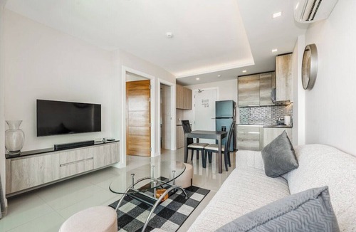 Kamala House | 1BR Rooftop Pool & Gym 800m to Beach-city gate C191