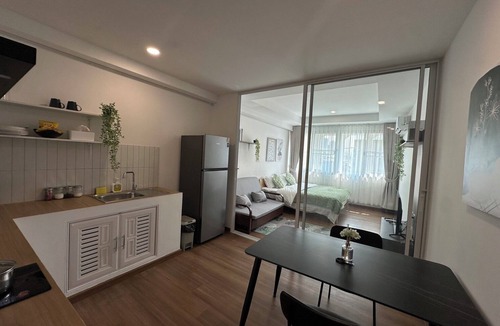 Khlong Ton Sai Apartment | 8 mins IconSiam BTS & PierCozy Room w Kitchen