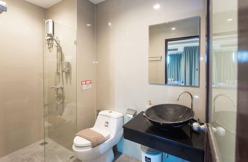 Patong Hotel | Awesome room located in the higher hill of patong
