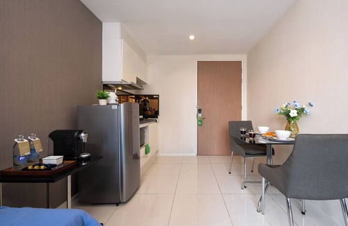 Khlong Tan Nuea Apartment | Balcony & Kitchen · Pool, Gym, Fast Wi-Fi