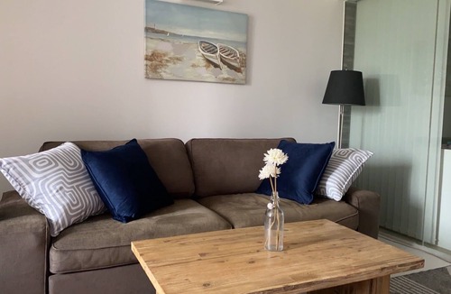Khao Takiab Apartment | Chic 1-bedroom apartment in marvelous Nong Kae with AC, WiFi