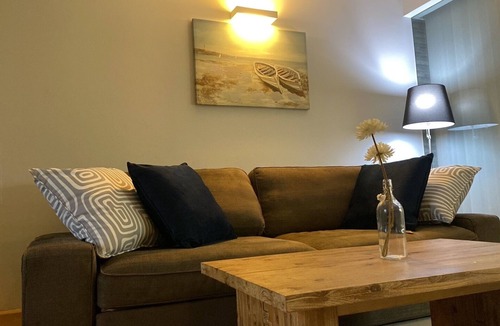 Khao Takiab Apartment | Chic 1-bedroom apartment in marvelous Nong Kae with AC, WiFi