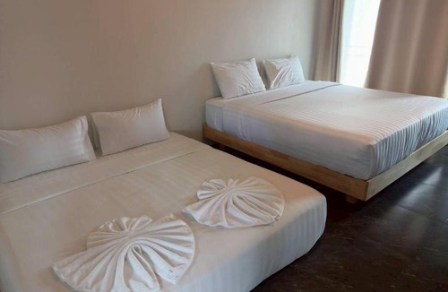 Racha Thewa Hostel | Comfy Hotels Share Bathroom คอมฟี่ โฮเทล ห้องน้ำรวม