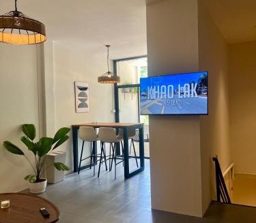 Khuekkhak Apartment | Cozy 2-Bedroom Apartment with Sofa Bed Central Khao Lak Near the Beach