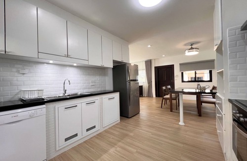 Na Chom Thian Villa | Cozy beach access 3-bedroom villa in gorgeous Sattahip with cool AC breeze
