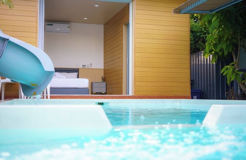 Central Pattaya Villa | Cozy gray garden