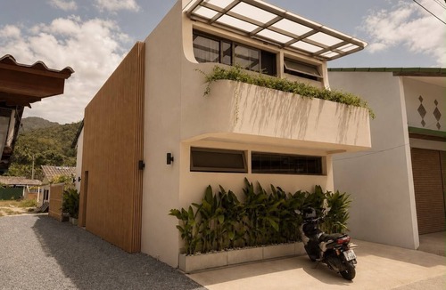 Chaloklum House | Enjoy a stay in a thoughtfully designed home located just 15 meters from the sea