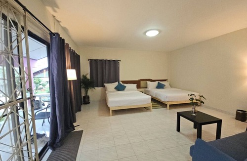 Thep Kasattri Hotel | Friends Retreat Guesthouse - Private Rooms Near Phuket Airport