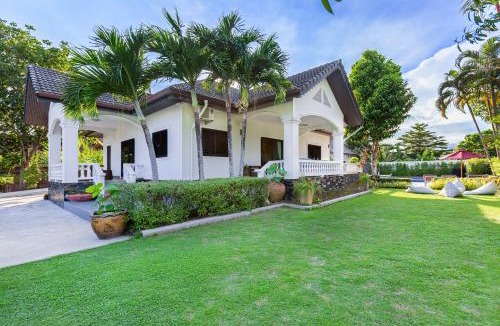 Chalong Villa | Happy Family Villa 2 -Phuket Private Pool Villa 5 bedrooms with large kitchen and garden