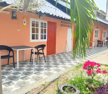 Ban Phe Hostel | Harry's Beach Club