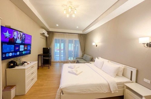 South Pattaya Hotel | Large Studio with Kitchen – 50m from Jomtien Beach