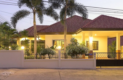 Nong Prue Villa | Luxury 4-Bed Villa near Beach with Free Electricity & Daily Clean