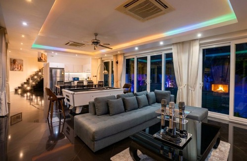 South Pattaya Villa | Luxury 5BR Villa Jomtien - Pool, Sports & Karaoke Close to the beach of pattaya