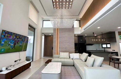 Ban Saiyuan Villa | Mila: Luxury 3BR Pool Villa in fabulous Rawai with AC