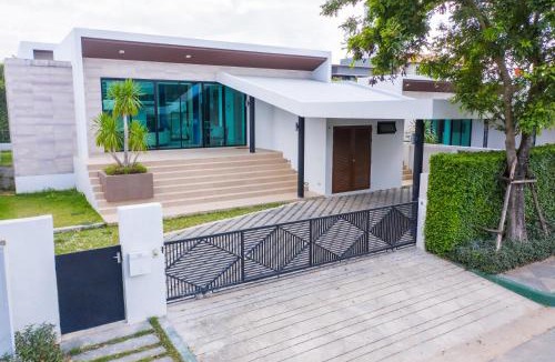 Na Chom Thian House | Movenpick Residences 3-Bedroom Pool Villa Beach Access, Na Jomtien Pattaya