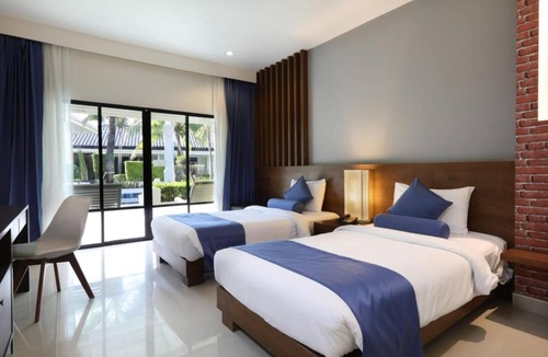 Chalong Hotel | Phuket Town, 7 km from Chinpracha House, Room with pool access.