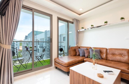 South Pattaya Apartment | Rare XXXL Swimming Pools Resort - 500Mbps Blazing Fast Free WIFI - Top Floor Pool View Balcony - Gym - Sauna - Kids Playground - Supermarkets