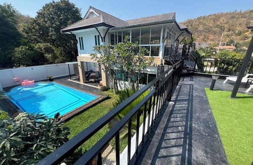 Hua Hin House | Spacious 4/5-Bed Villa with 11m Pool, Gym, Bar & Pool Table – Great Location!