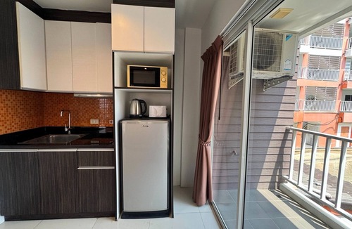 Pratumnak Hill Apartment | Stylish Pool-View Studio with Balcony - New Nordic VIP 3, Pratumnak