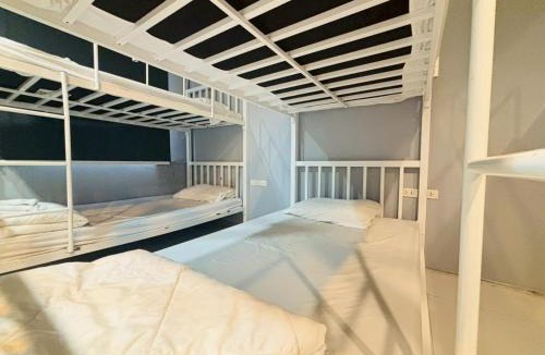 San Chao Pho Suea Hostel | Sukhum Khaosan Au Bon Hostel