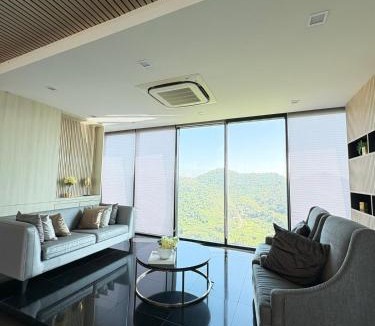 Tha Thaewawong Apartment | The Sriracha Perch