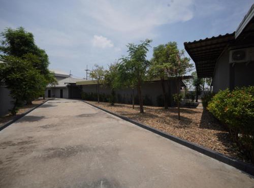 โรงแรมทูมอร์โรว์แลนด์ อมตะนคร