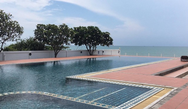 2 bedroom condo with sea view and pool