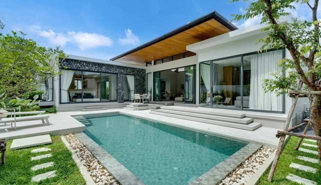 3-bedroom private villa with pool, garden, and spacious living room by Continent