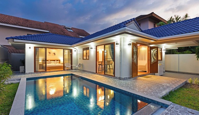 3-bedroom villa in amazing Mueang Phuket with AC, swimming pool