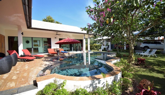 4 Bedroom Villa with Private Pool in Walled Garden