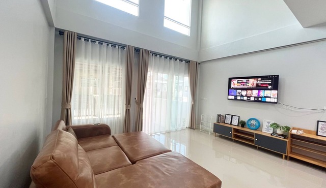 5 minutes Drive to the city center, 9 minutes to Lee Gardens, with free parking.