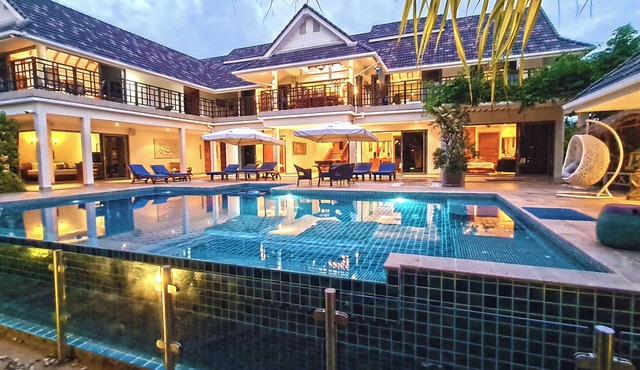 6-bedrooms, 12 guests; private pool,3 dining areas, kitchen, movie room, luxury.